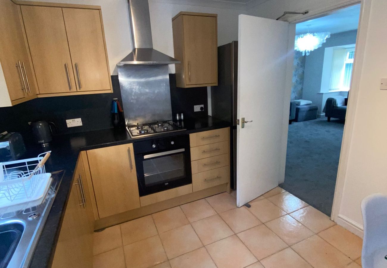 House in Manchester - Cosy 4BR Home in Prestwich with Free Parking