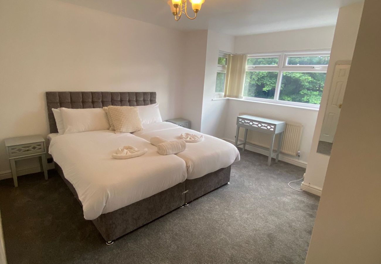 House in Manchester - Cosy 4BR Home in Prestwich with Free Parking