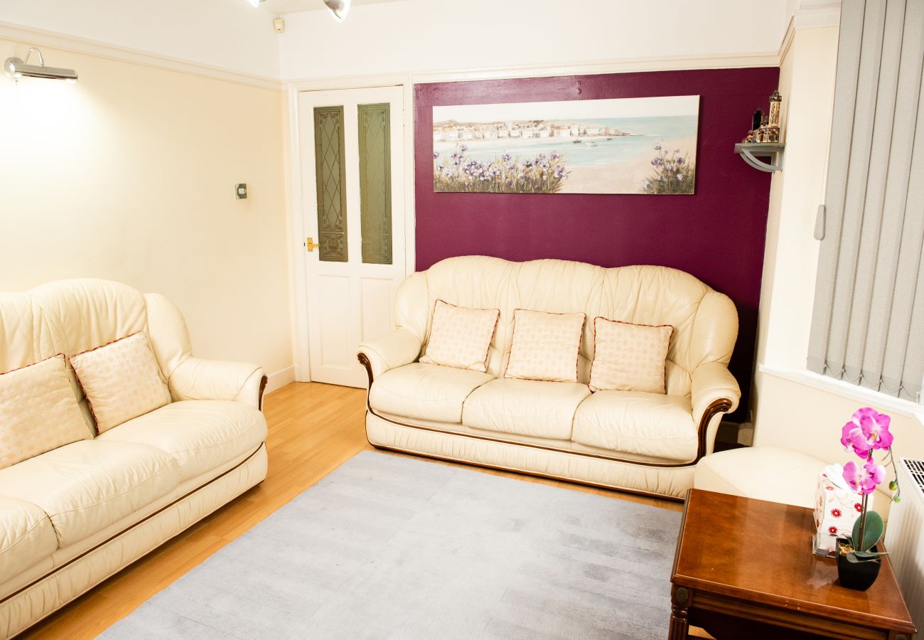 House in Leicester - Stylish Retreat: 3BR Bungalow in Central Leicester