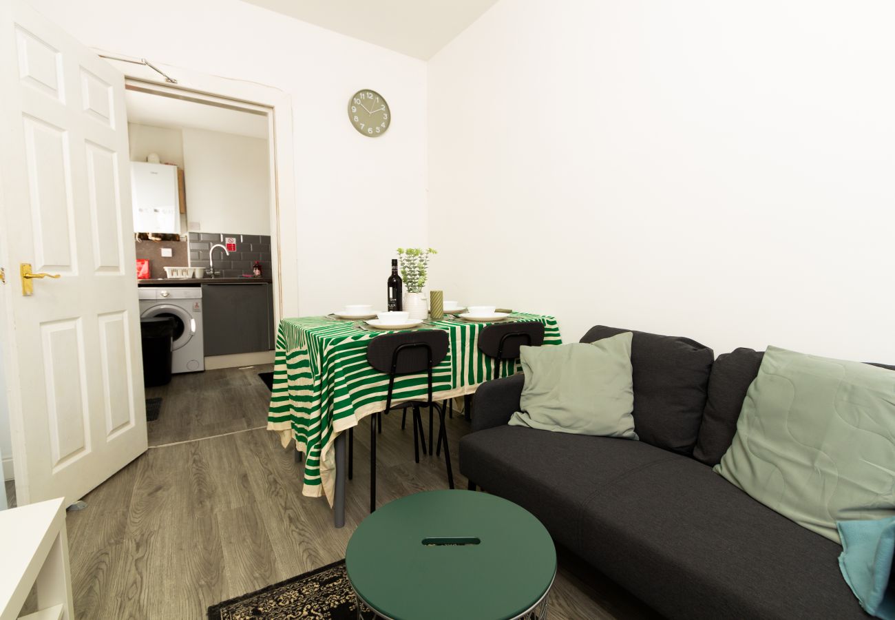 Rent by room in Sheffield - Suite 1: Stylish Room in a Shared House 