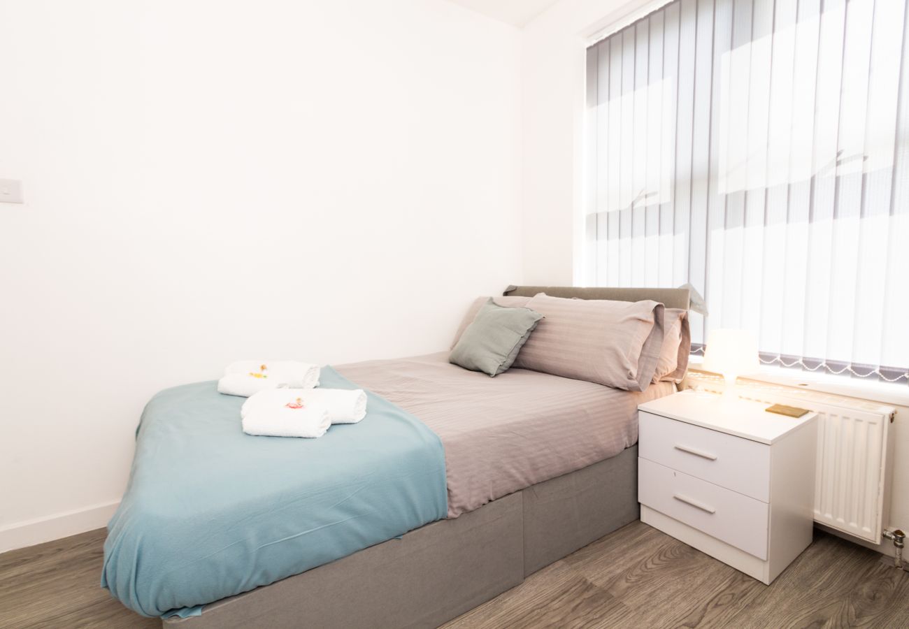 Rent by room in Sheffield - Suite 1: Stylish Room in a Shared House 