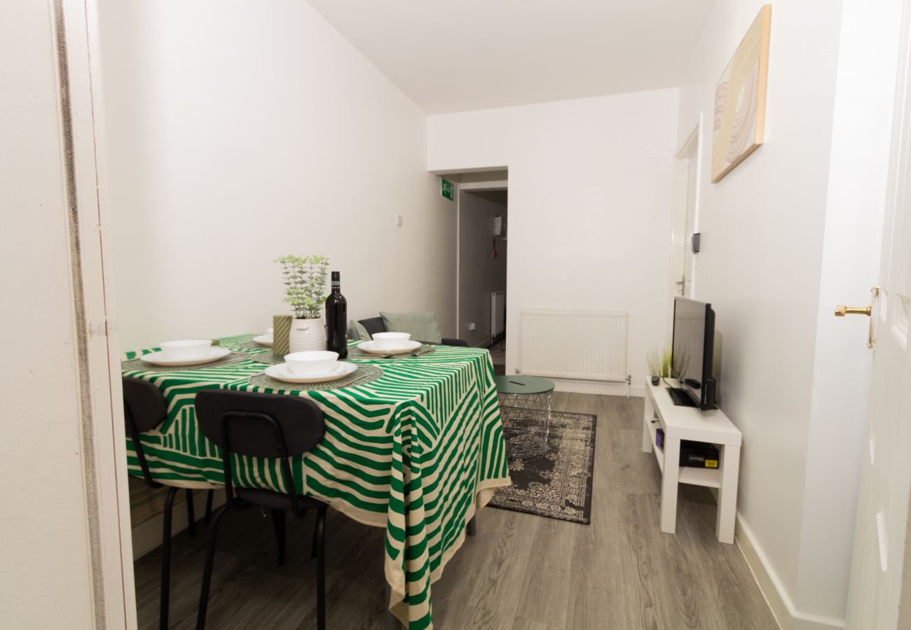 Rent by room in Sheffield - Suite 2: Stylish Private Room in a Shared House