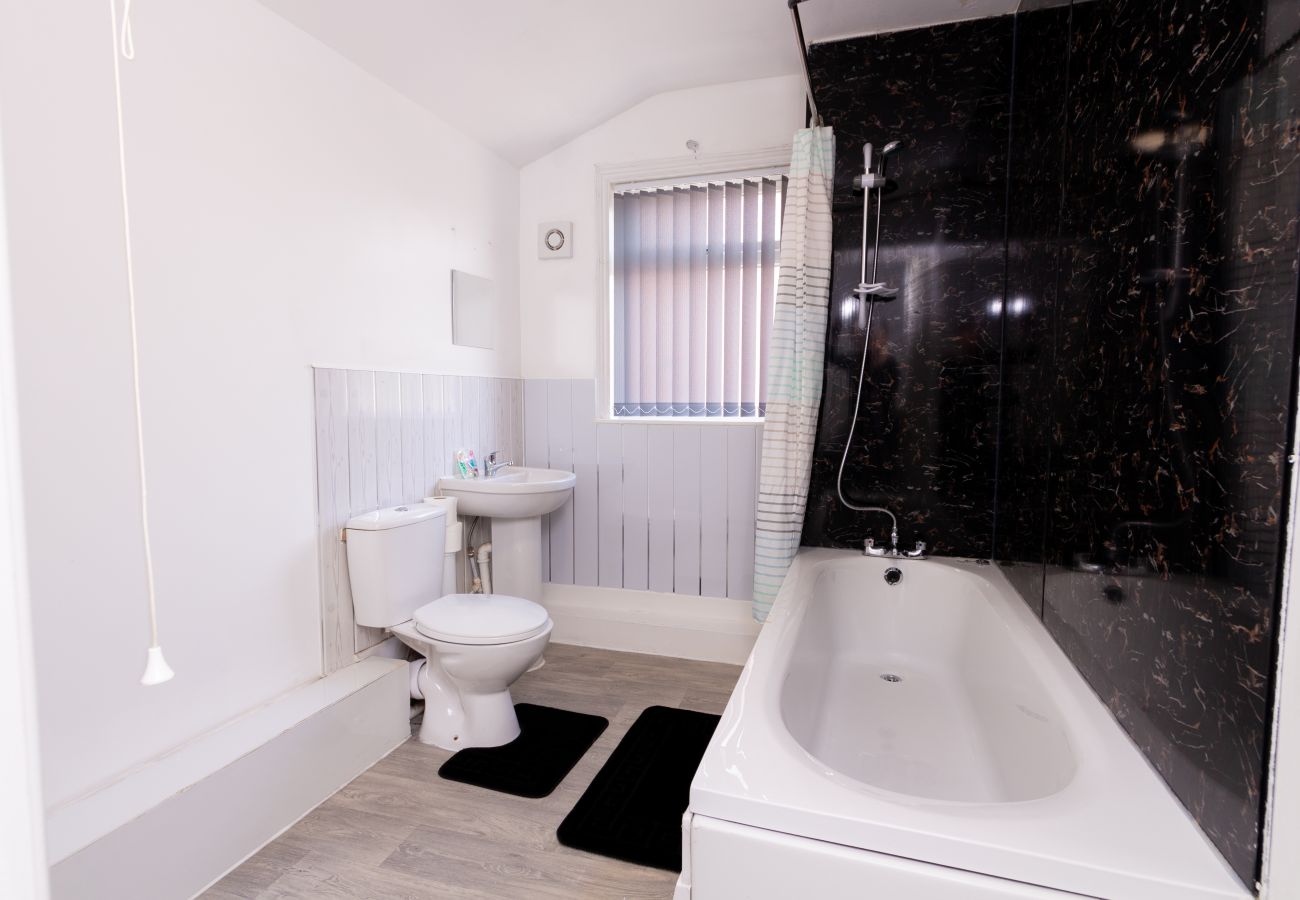 Rent by room in Sheffield - Suite 4: Chic Private Room in Sheffield