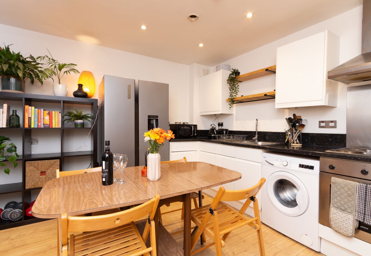 Apartment in Sheffield - Modern Retreat: 2BD Apt with Lush Greenery in Sheffield