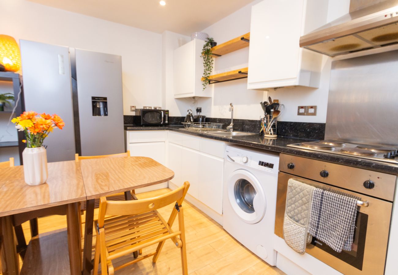 Apartment in Sheffield - Modern Retreat: 2BD Apt with Lush Greenery in Sheffield