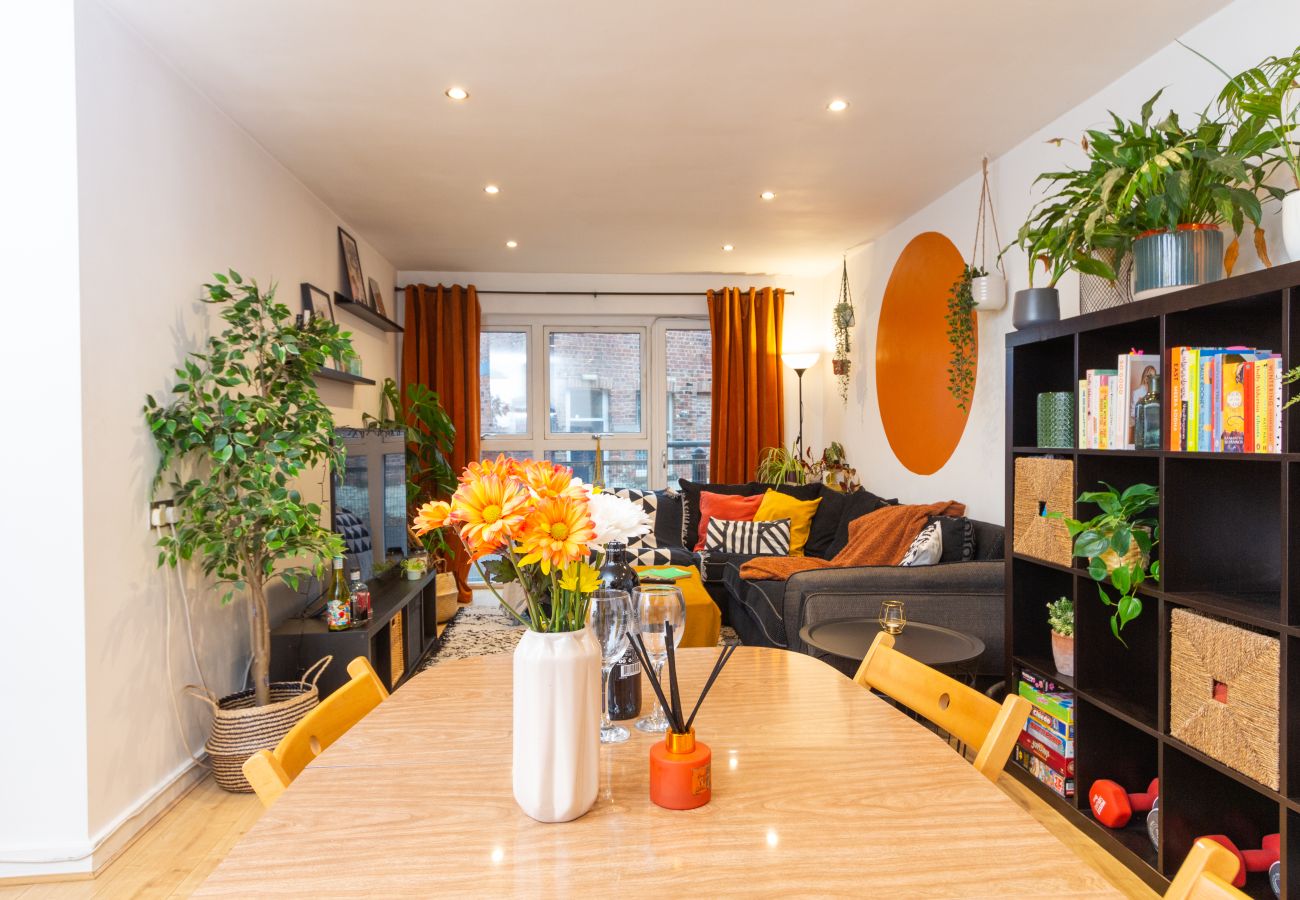 Apartment in Sheffield - Modern Retreat: 2BD Apt with Lush Greenery in Sheffield