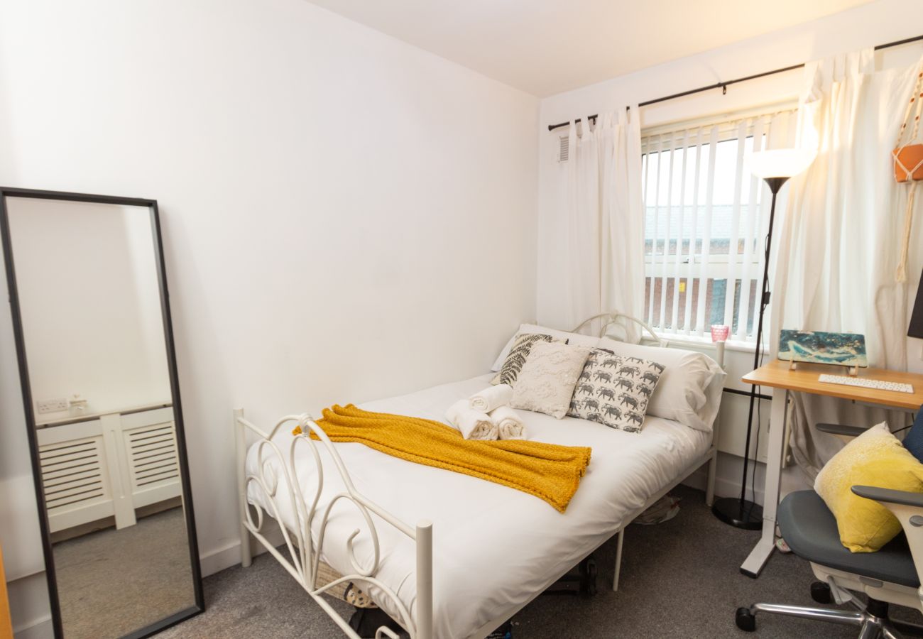 Apartment in Sheffield - Modern Retreat: 2BD Apt with Lush Greenery in Sheffield