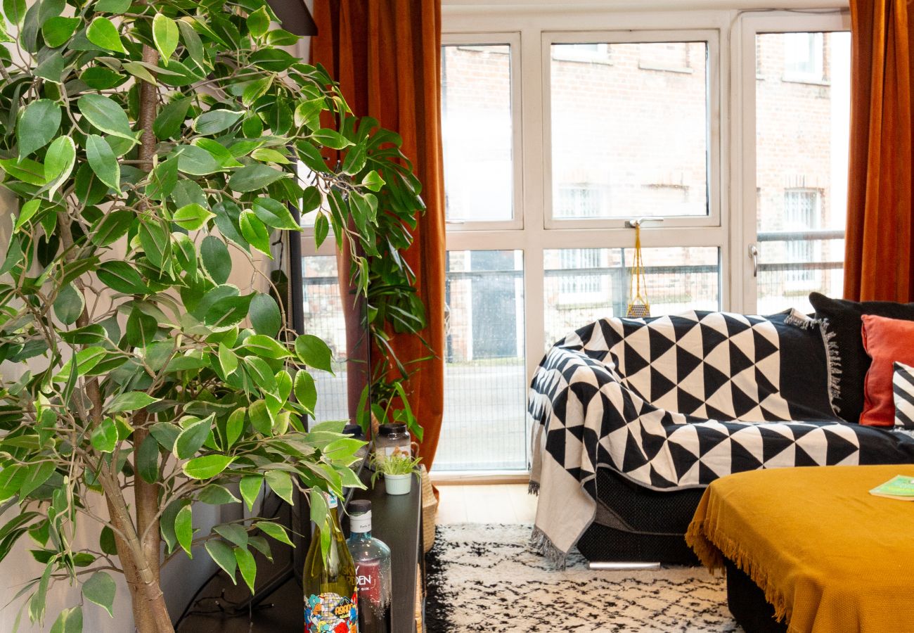 Apartment in Sheffield - Modern Retreat: 2BD Apt with Lush Greenery in Sheffield