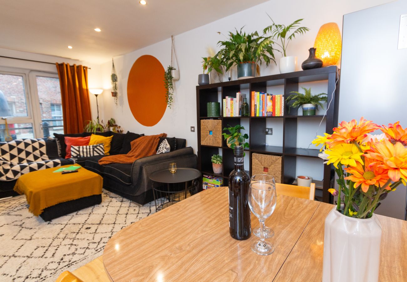 Apartment in Sheffield - Modern Retreat: 2BD Apt with Lush Greenery in Sheffield