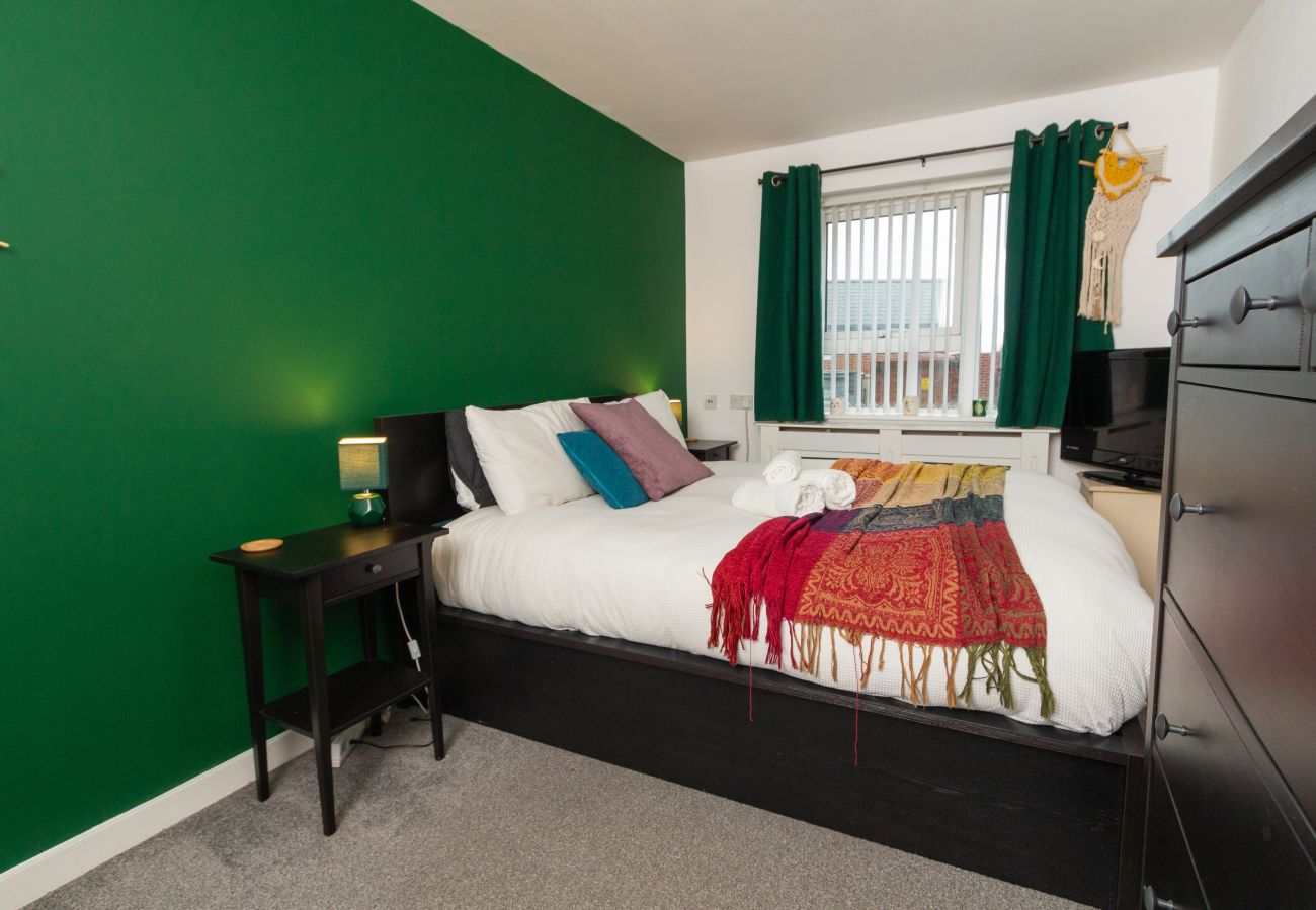 Apartment in Sheffield - Modern Retreat: 2BD Apt with Lush Greenery in Sheffield