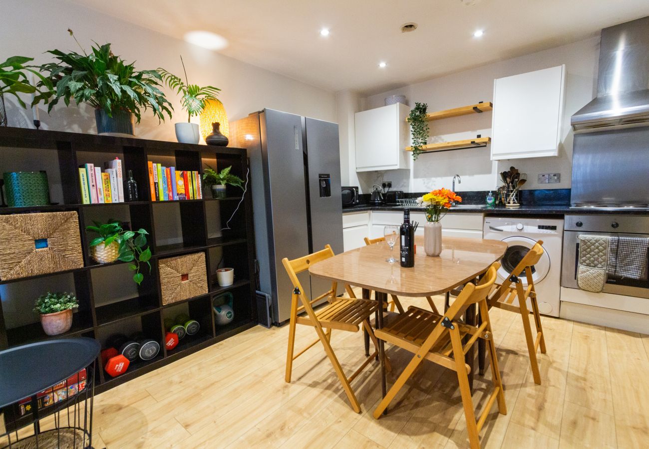 Apartment in Sheffield - Modern Retreat: 2BD Apt with Lush Greenery in Sheffield