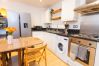 Apartment in Sheffield - Modern Retreat: 2BD Apt with Lush Greenery in Sheffield