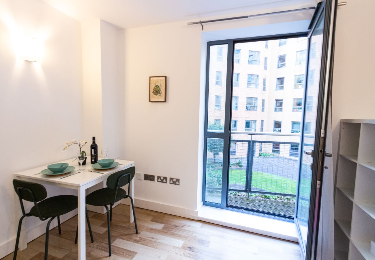 Apartment in Sheffield - Cosy City Escape: 1Bed Apt with Balcony