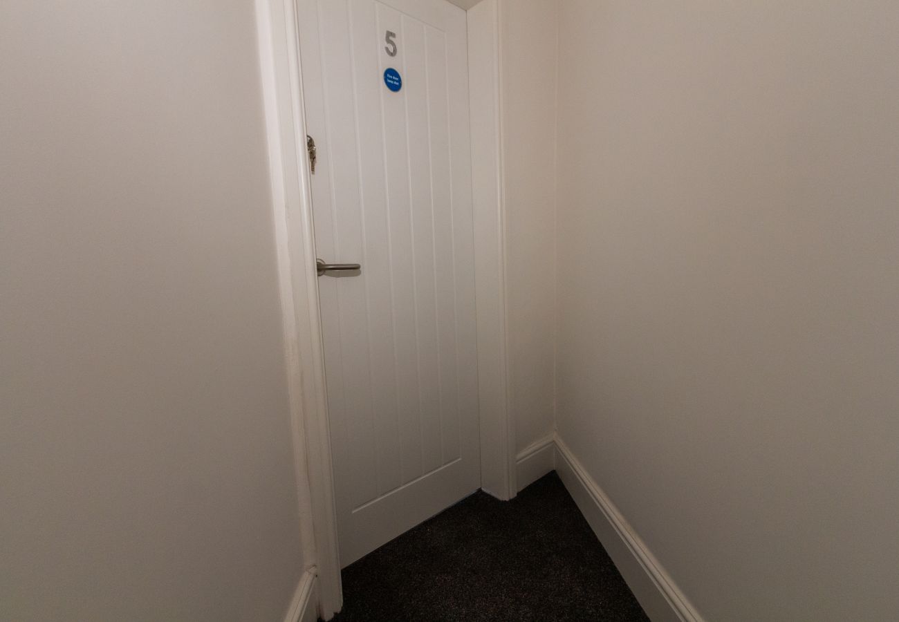 Rent by room in Wigan - Suite 5: Charming Room Near Wigan's Best