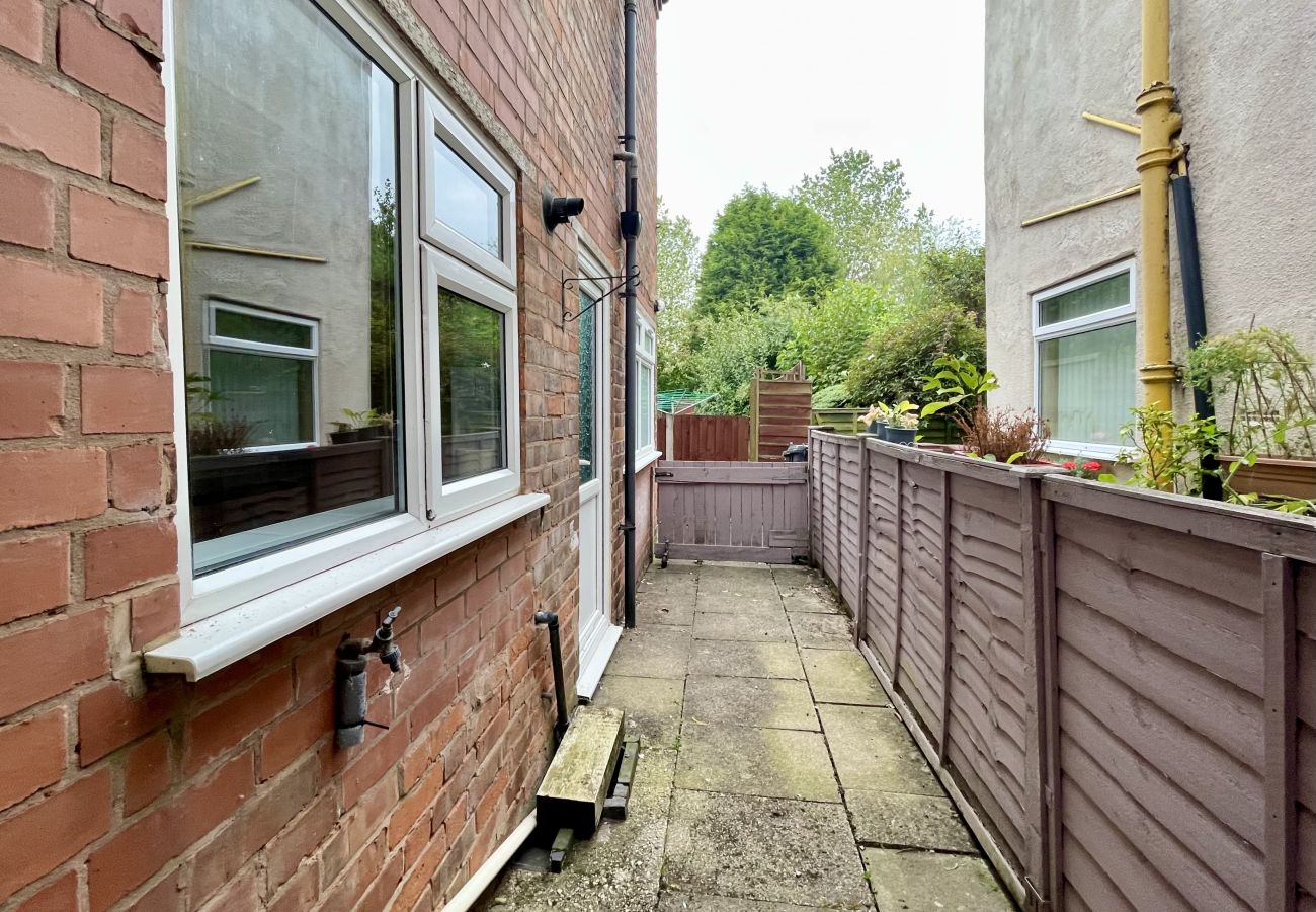 House in Bedworth - Serene Home: 4BR Getaway in Bedworth