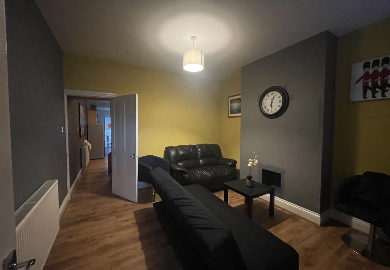 House in Bedworth - Serene Home: 4BR Getaway in Bedworth