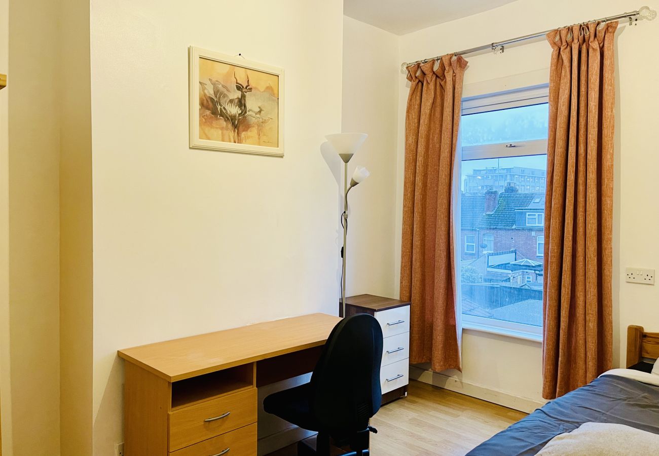 Rent by room in Coventry - Suite 1: Comfy Escape Near City Centre