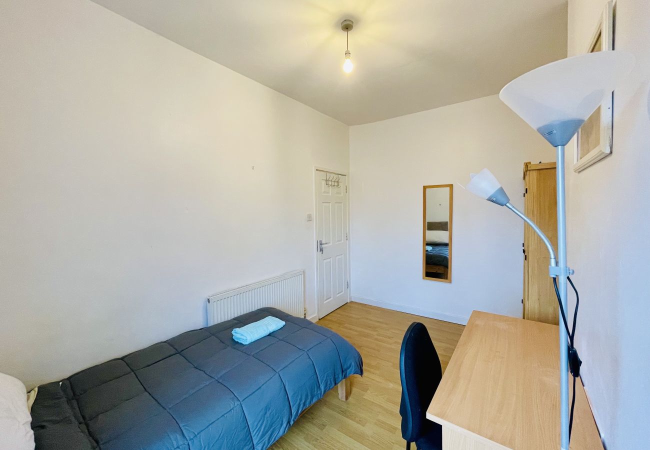 Rent by room in Coventry - Suite 2: Delightful Stay in a Prime Location