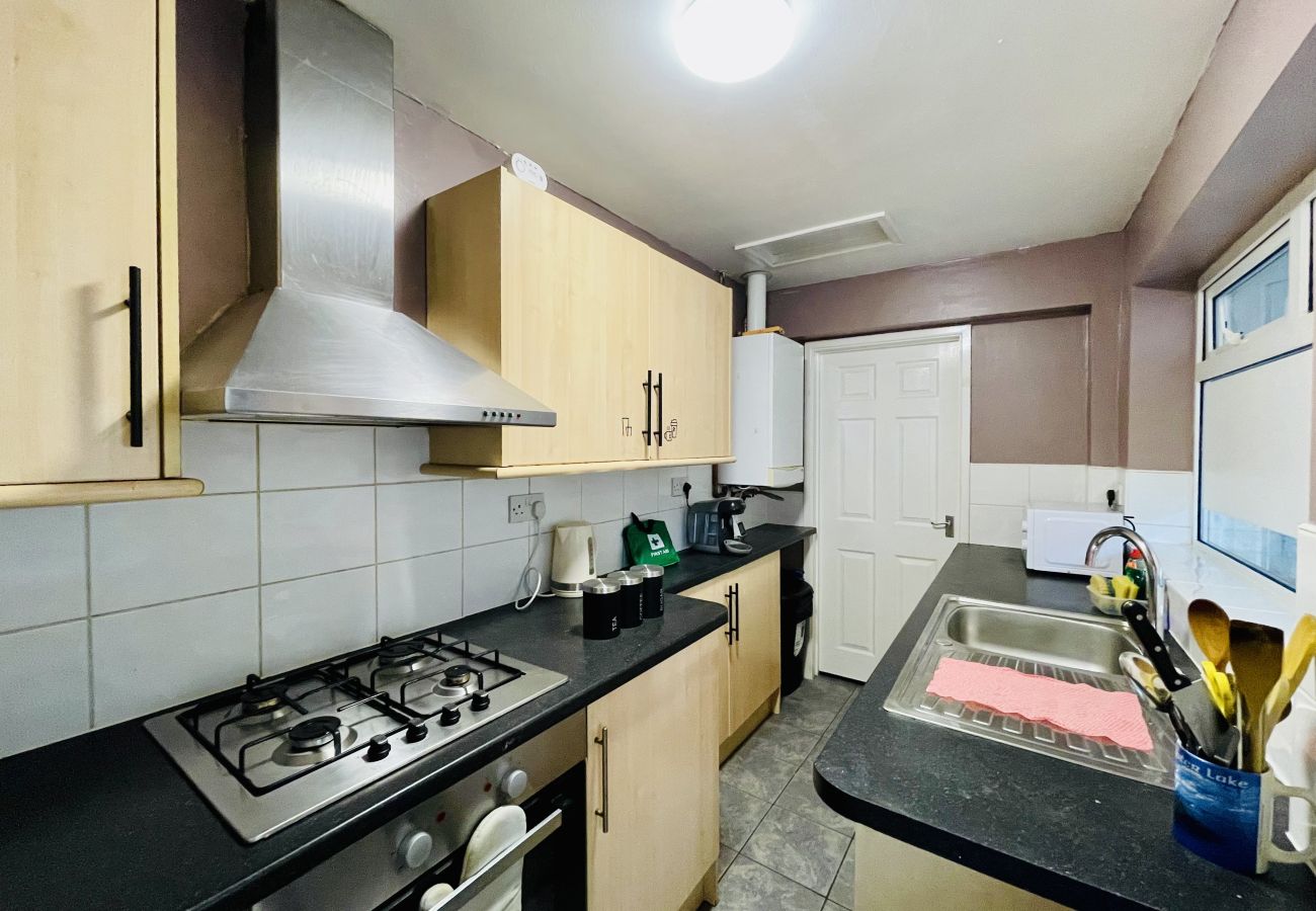 Rent by room in Coventry - Suite 2: Delightful Stay in a Prime Location