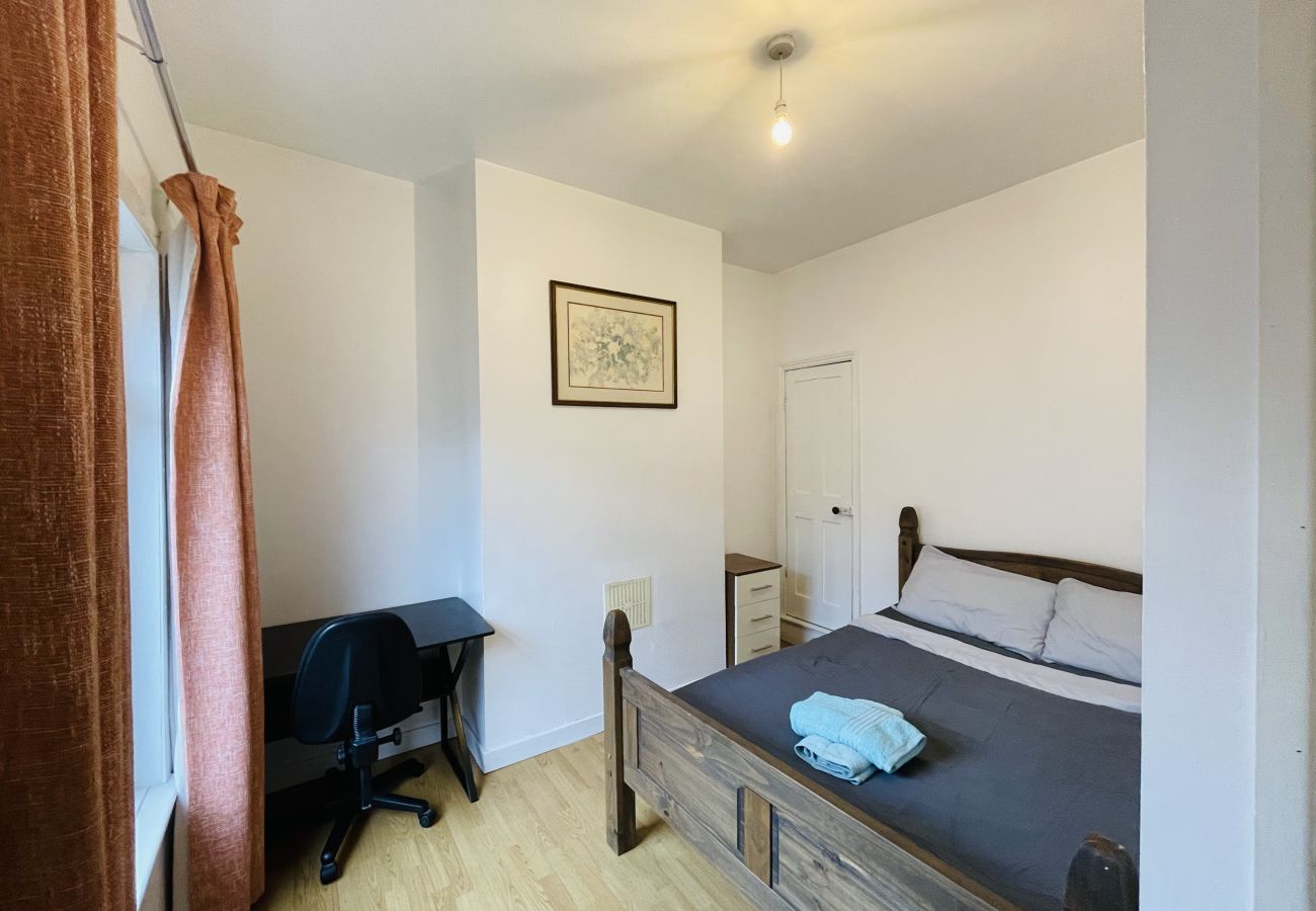 Rent by room in Coventry - Suite 3: Stylish Room in a Sociable Home