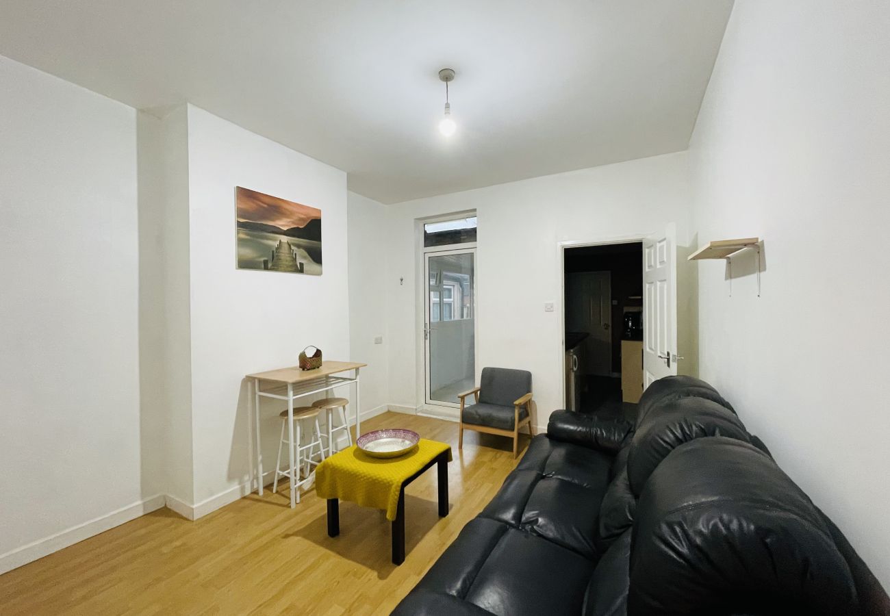 Rent by room in Coventry - Suite 3: Stylish Room in a Sociable Home