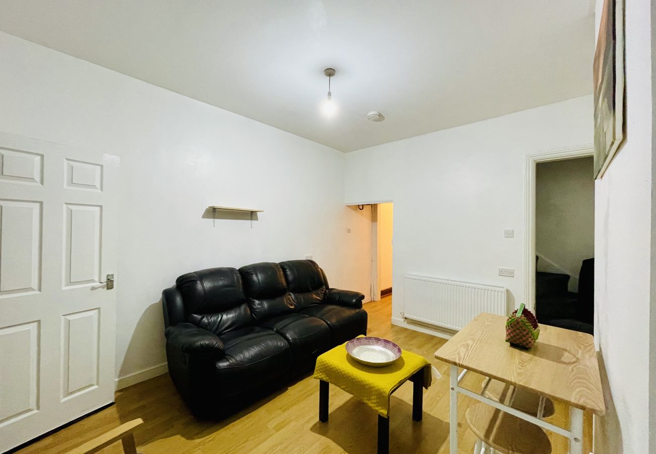 Rent by room in Coventry - Suite 3: Stylish Room in a Sociable Home