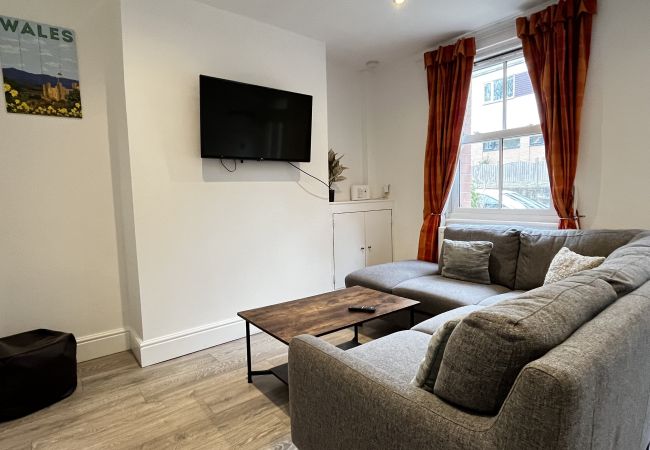 House in Conwy - Coastal 2BR Retreat in Colwyn Bay