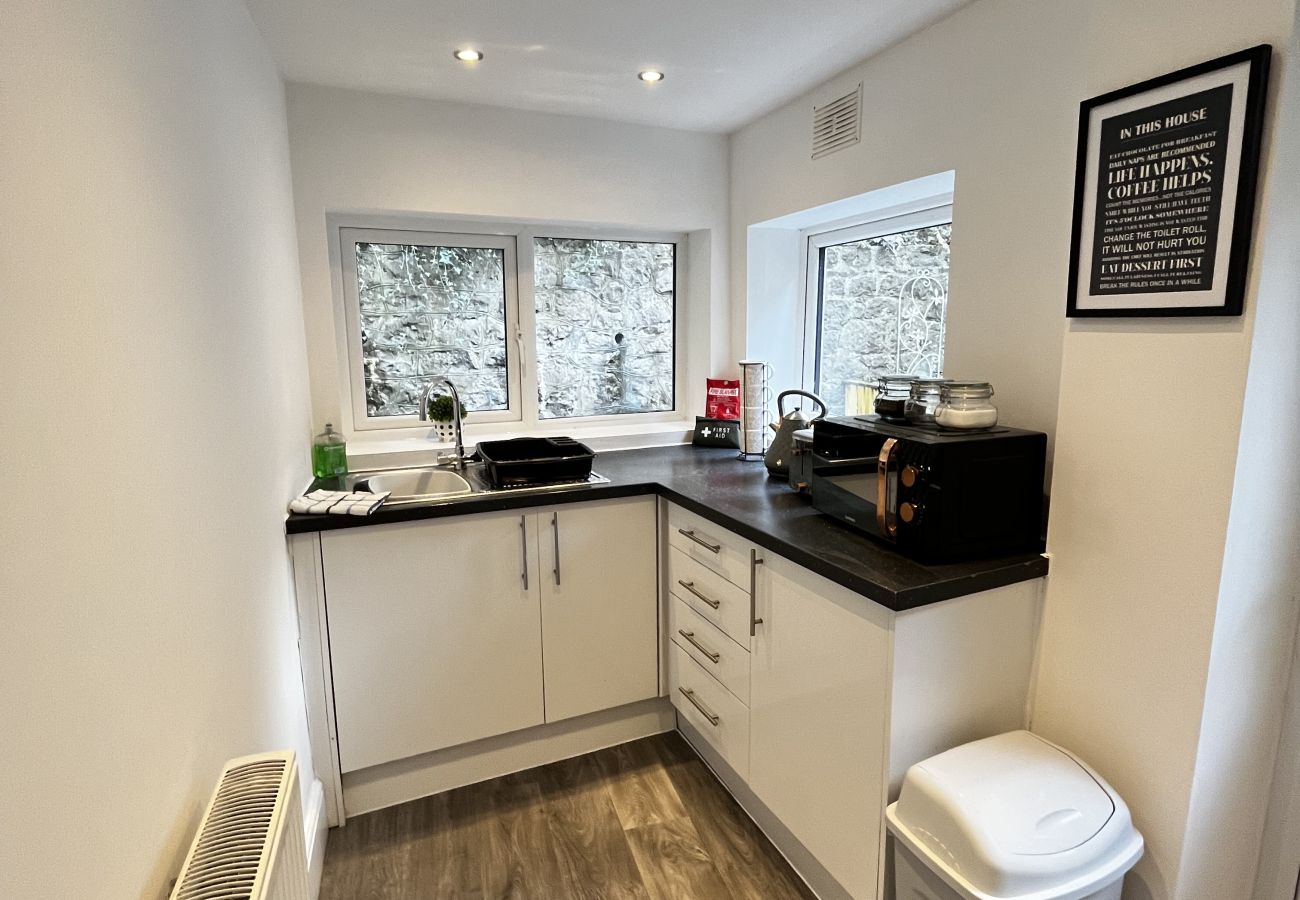 House in Conwy - Coastal 2BR Retreat in Colwyn Bay