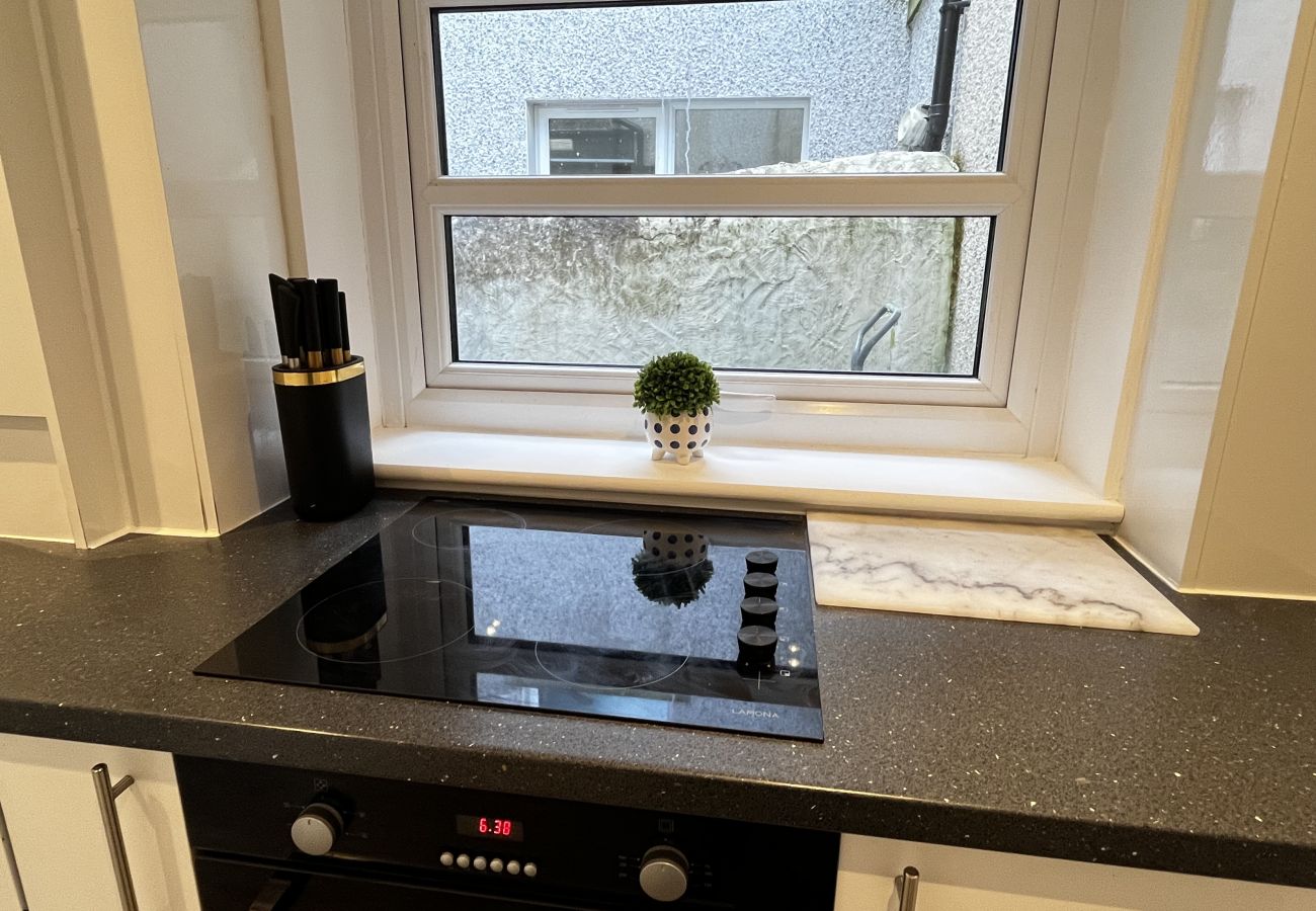 House in Conwy - Coastal 2BR Retreat in Colwyn Bay