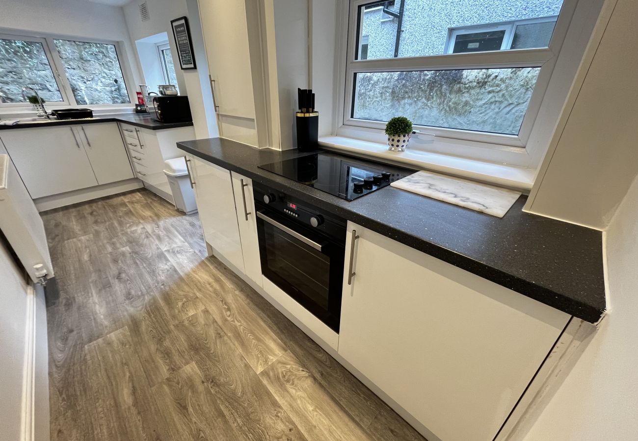 House in Conwy - Coastal 2BR Retreat in Colwyn Bay