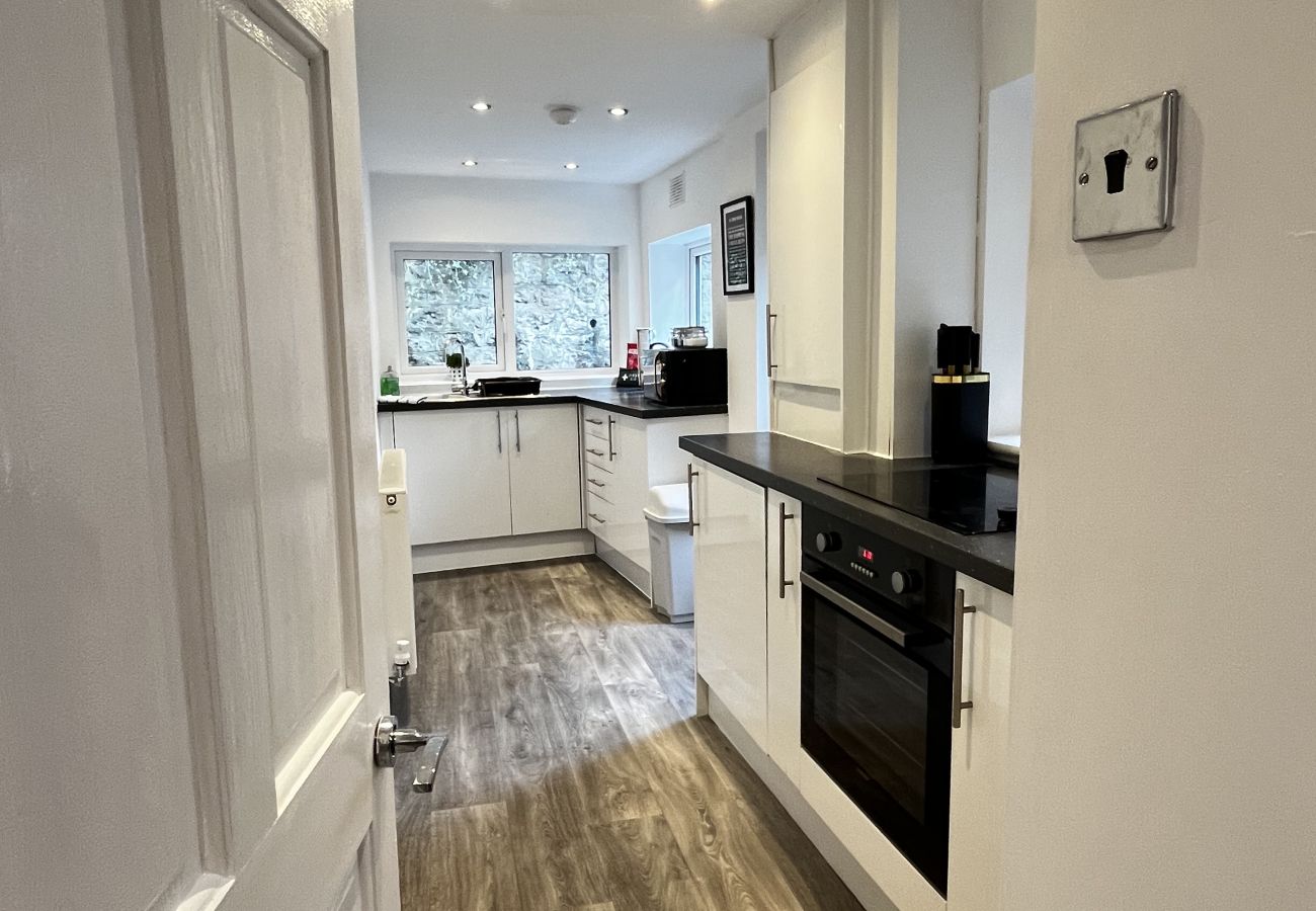 House in Conwy - Coastal 2BR Retreat in Colwyn Bay