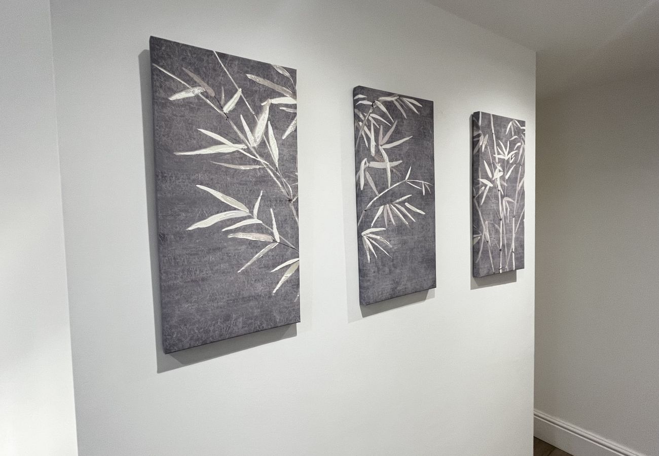 House in Conwy - Coastal 2BR Retreat in Colwyn Bay