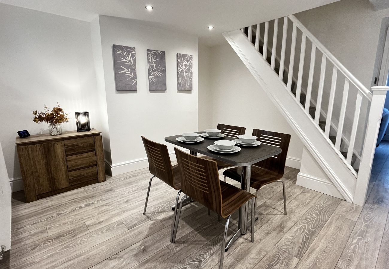 House in Conwy - Coastal 2BR Retreat in Colwyn Bay