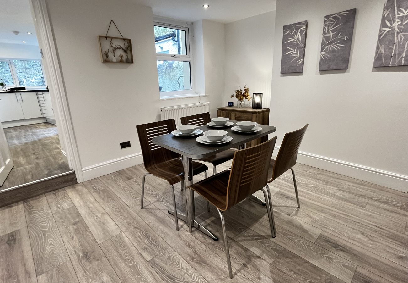 House in Conwy - Coastal 2BR Retreat in Colwyn Bay