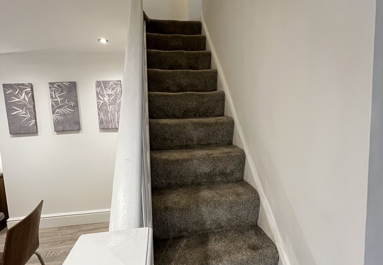 House in Conwy - Coastal 2BR Retreat in Colwyn Bay