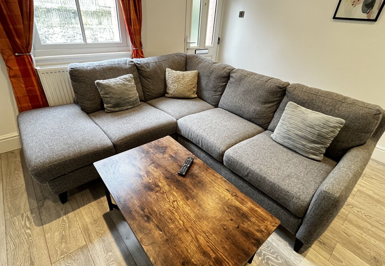 House in Conwy - Coastal 2BR Retreat in Colwyn Bay