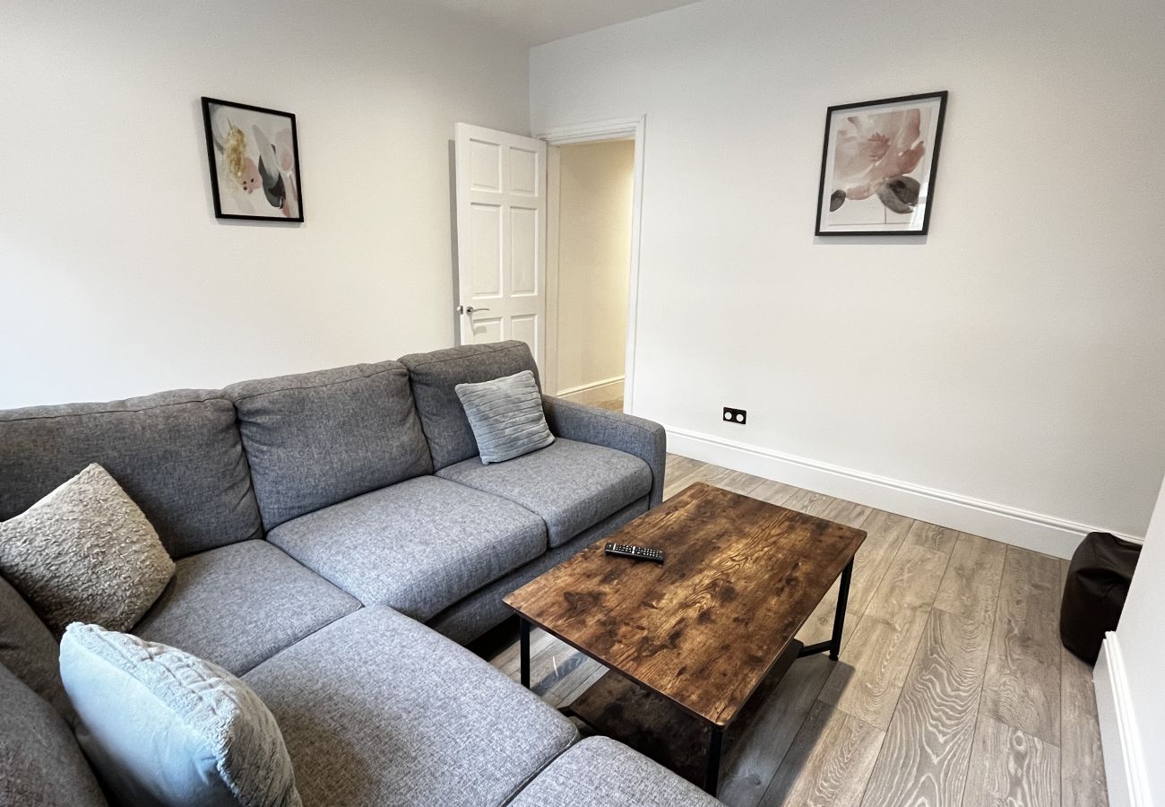 House in Conwy - Coastal 2BR Retreat in Colwyn Bay