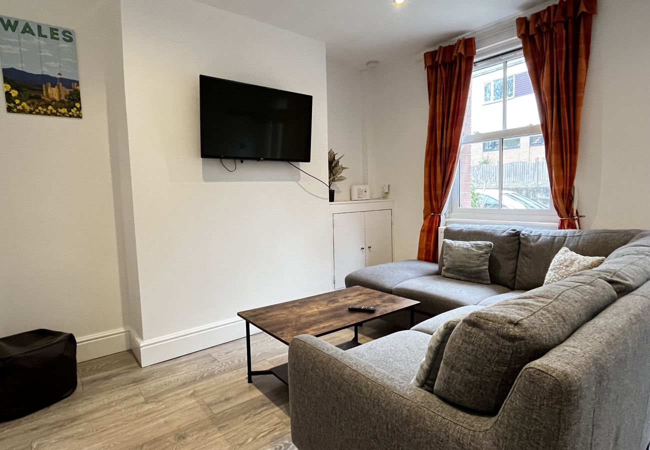 House in Conwy - Coastal 2BR Retreat in Colwyn Bay