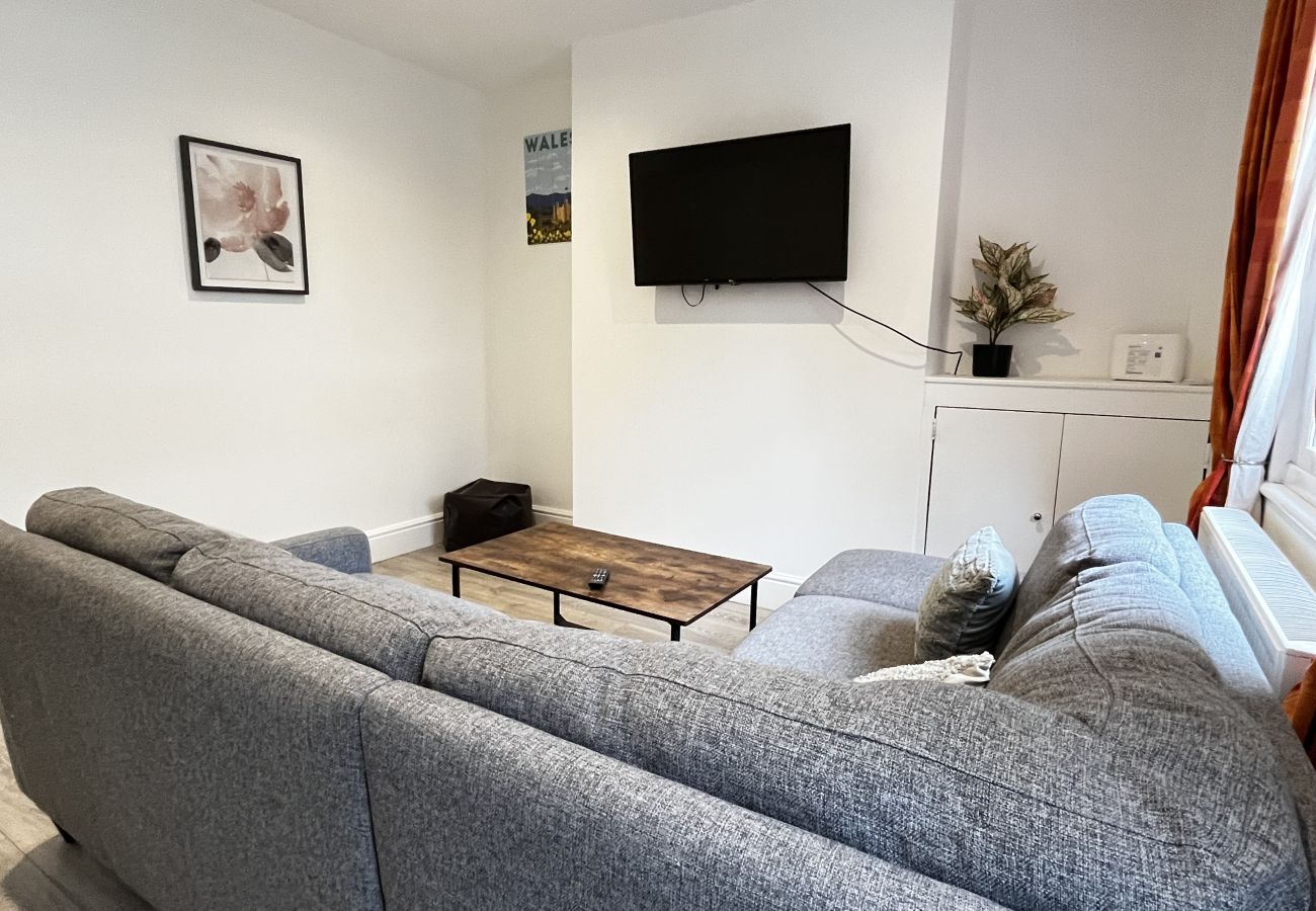 House in Conwy - Coastal 2BR Retreat in Colwyn Bay