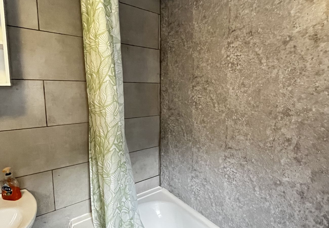 House in Conwy - Coastal 2BR Retreat in Colwyn Bay