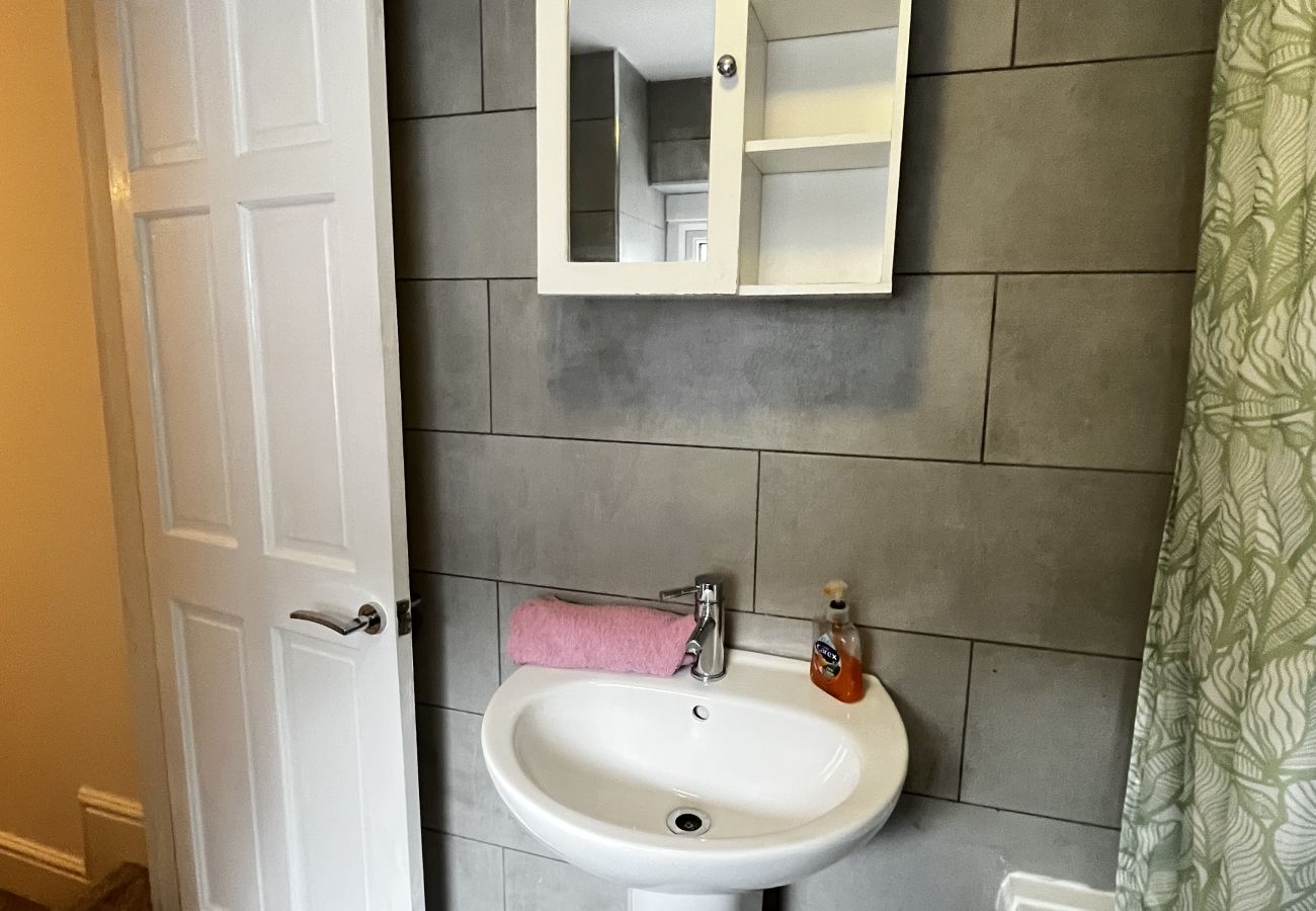 House in Conwy - Coastal 2BR Retreat in Colwyn Bay