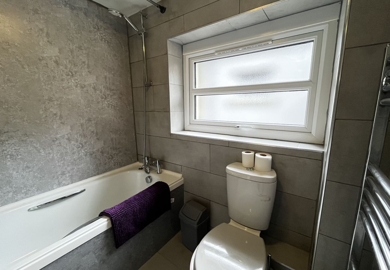 House in Conwy - Coastal 2BR Retreat in Colwyn Bay