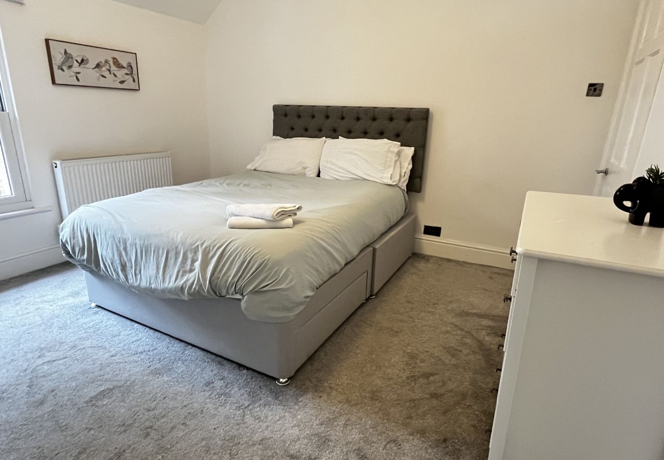 House in Conwy - Coastal 2BR Retreat in Colwyn Bay