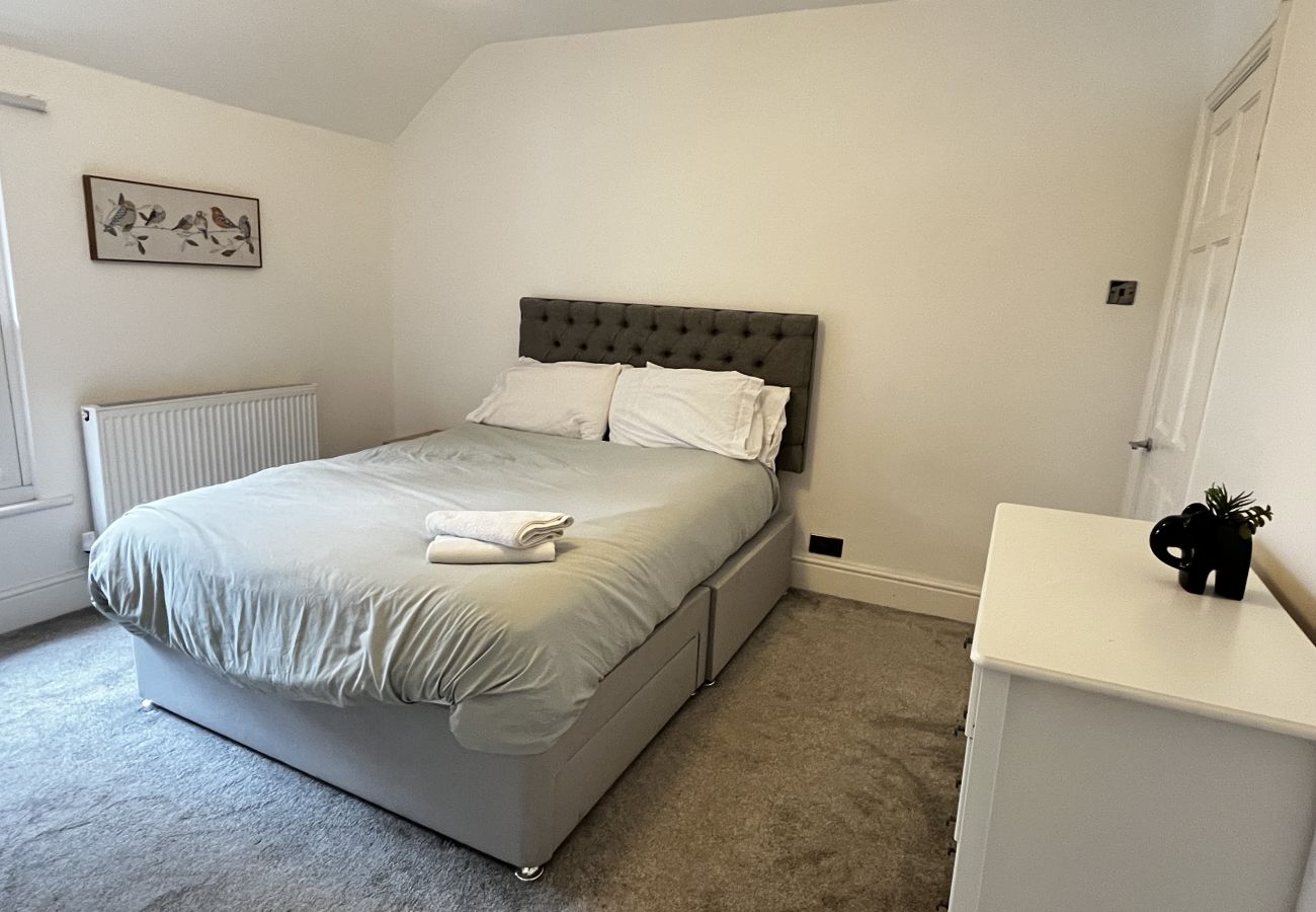 House in Conwy - Coastal 2BR Retreat in Colwyn Bay