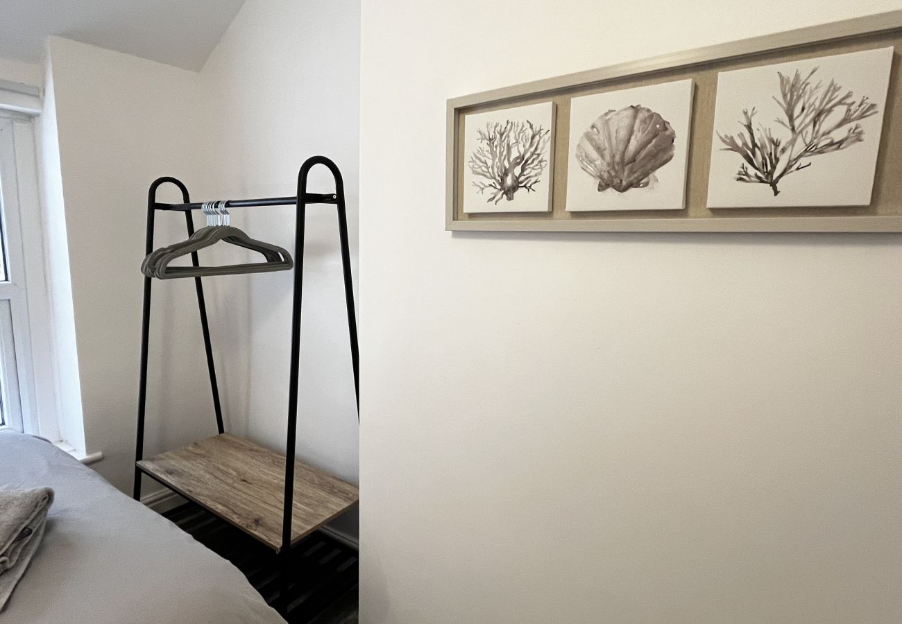 House in Conwy - Coastal 2BR Retreat in Colwyn Bay