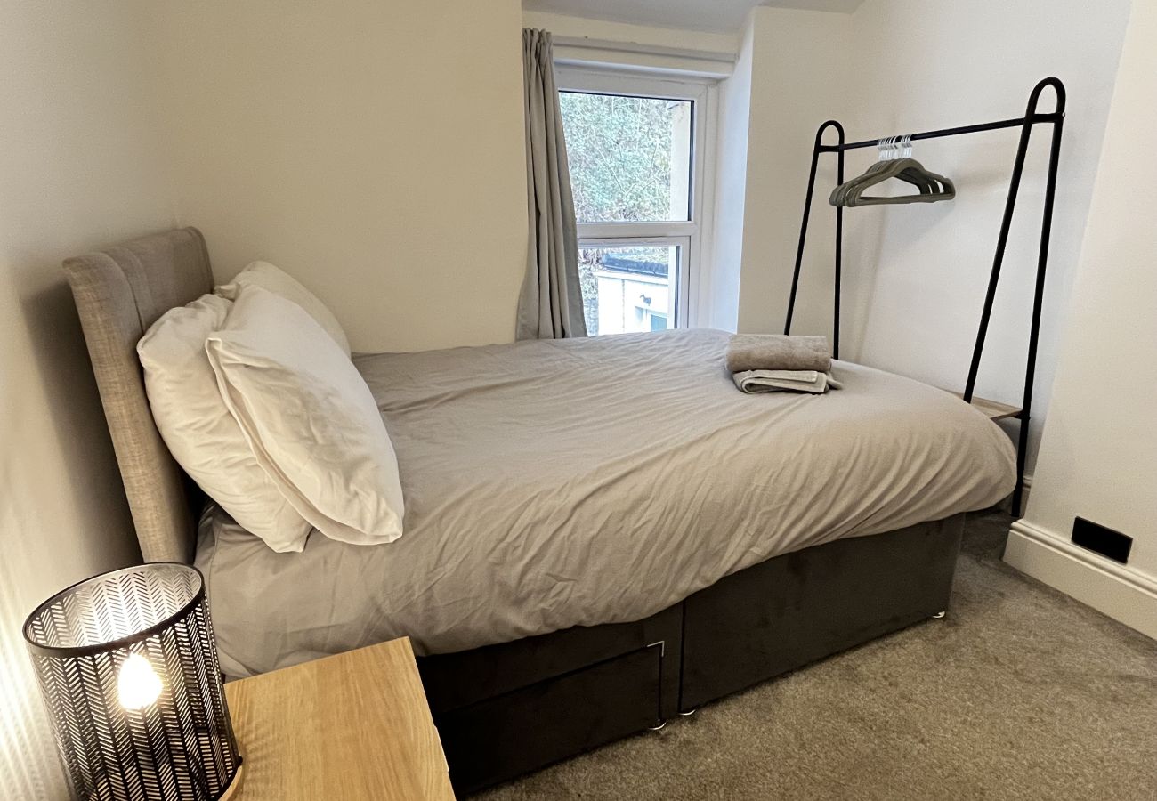 House in Conwy - Coastal 2BR Retreat in Colwyn Bay