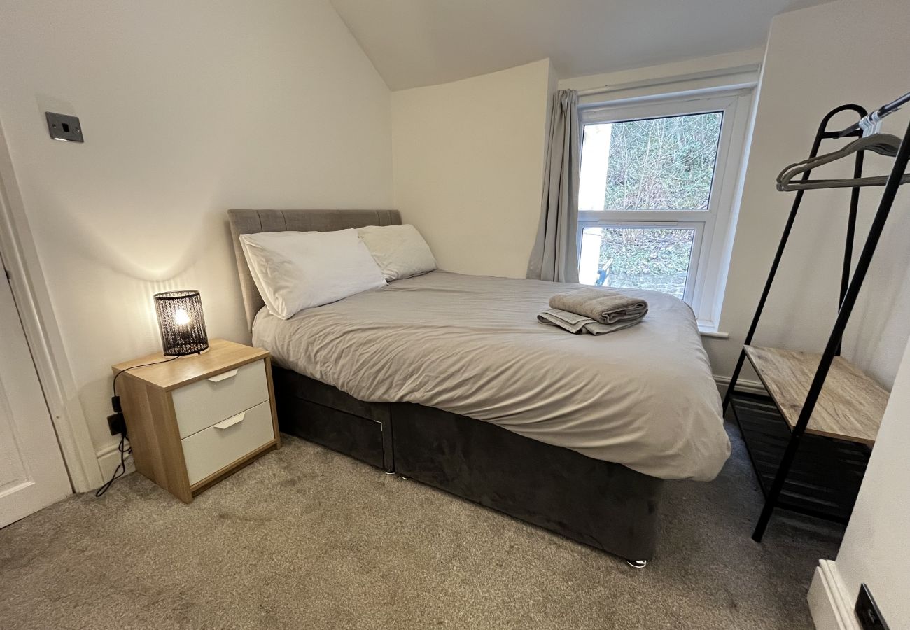 House in Conwy - Coastal 2BR Retreat in Colwyn Bay