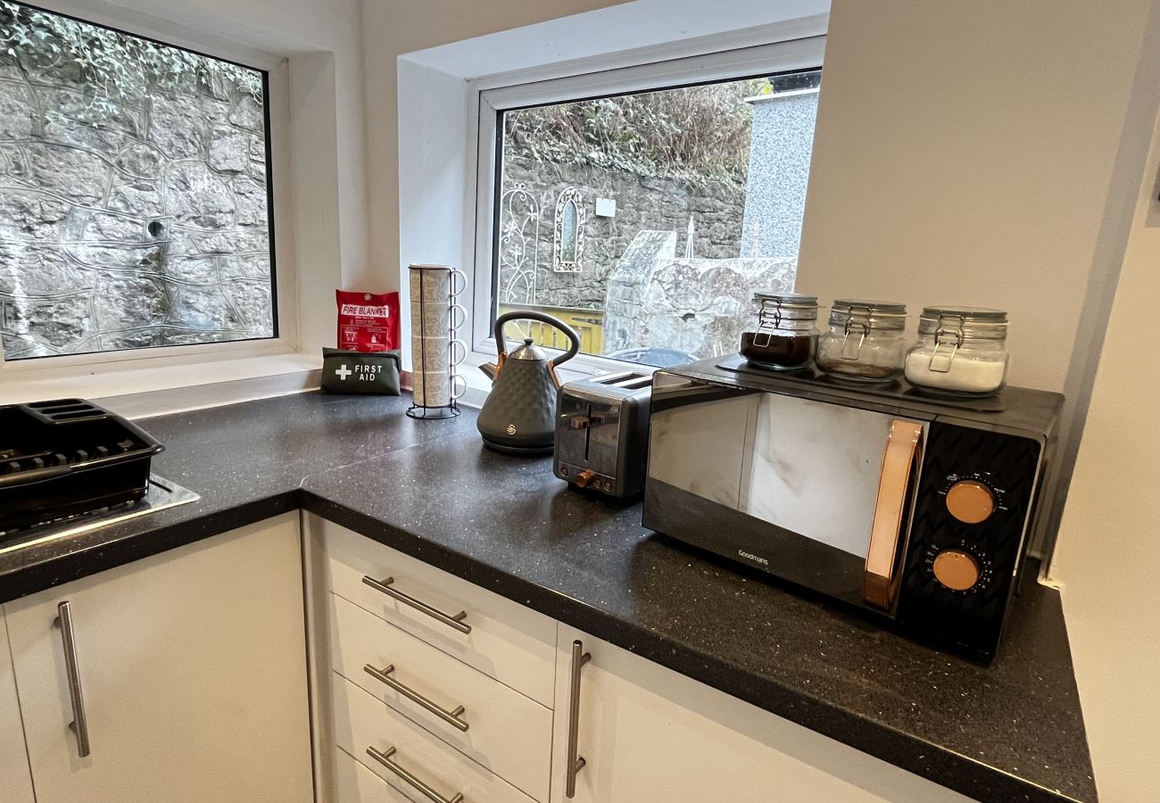 House in Conwy - Coastal 2BR Retreat in Colwyn Bay