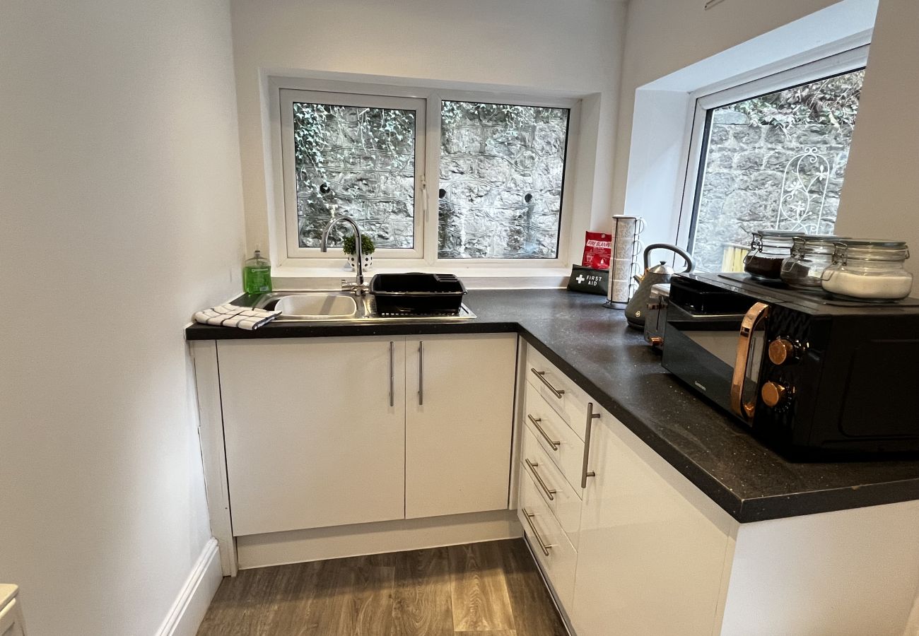 House in Conwy - Coastal 2BR Retreat in Colwyn Bay