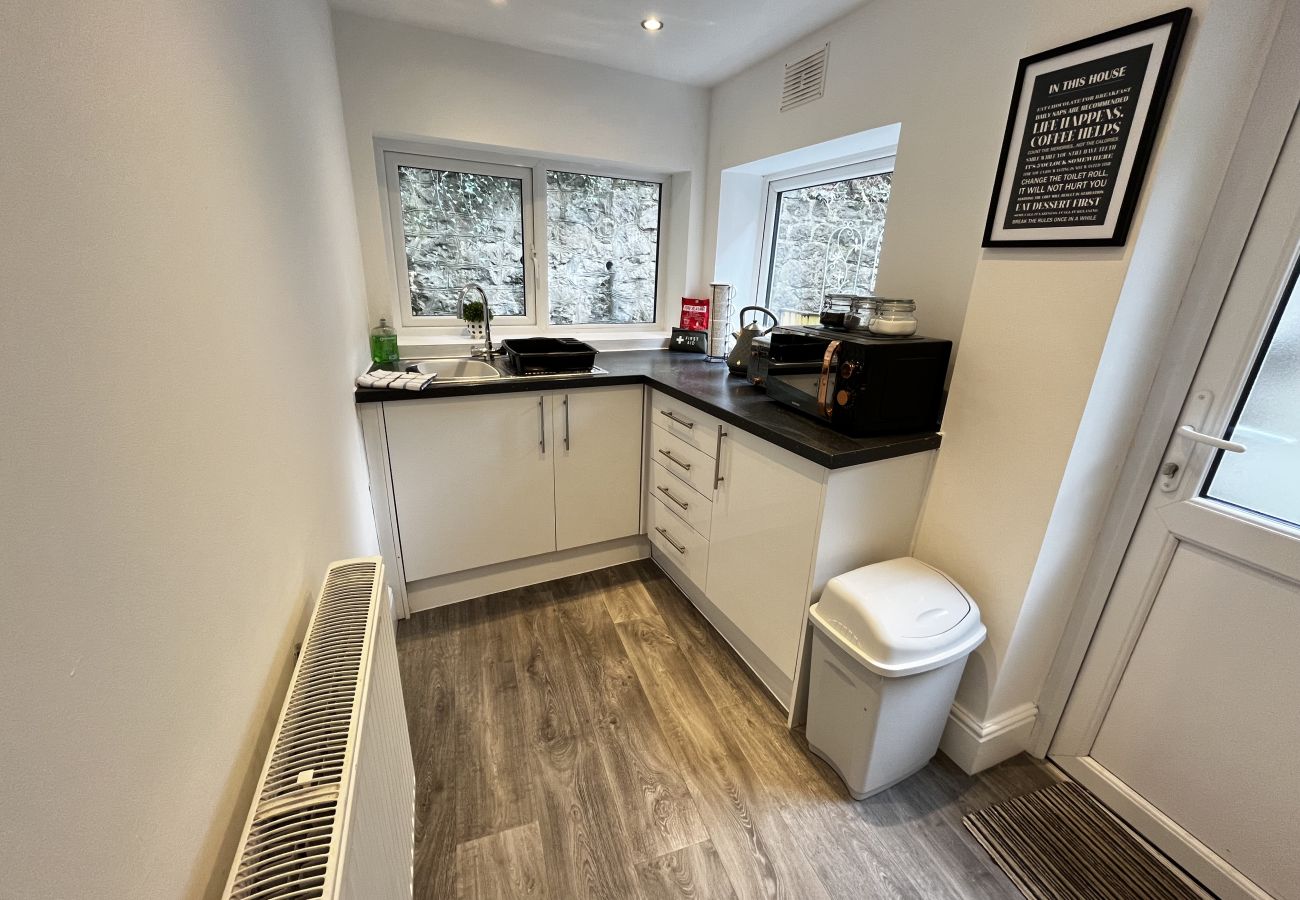 House in Conwy - Coastal 2BR Retreat in Colwyn Bay